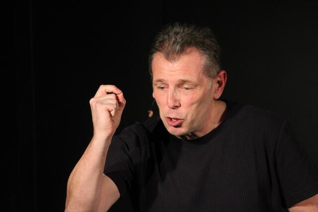 Der gebürtige Grazer Martin Kosch präsentierte sein neuestes Programm "Bauchfleck ins Fettnäpfchen". | Foto: MeinBezirk/Hofmüller