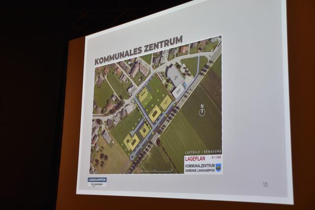 Auf einem 17.000-m2-Grundstück in Unterlangkampfen sollen Schule, Kinderkrippe und Altenwohnheim vereint werden. | Foto: Barbara Fluckinger