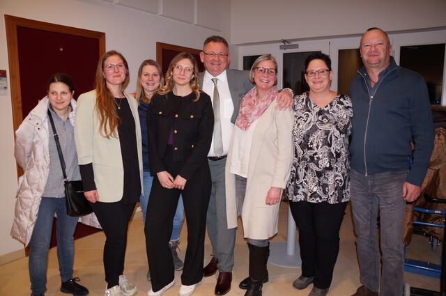 Die Familie gratuliert Werner Charvat zur Bürgermeister-Wahl. | Foto: Birgit Schmatz