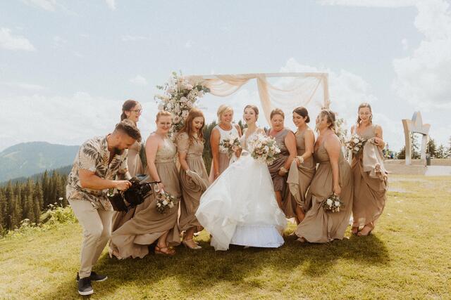 Vom Kennenlerngespräch über das Verlobungsshooting bis hin zum besonderen Tag: Thomas Schweighofer (l.) fängt jeden Moment mit der Linse ein. | Foto: Schweighofer