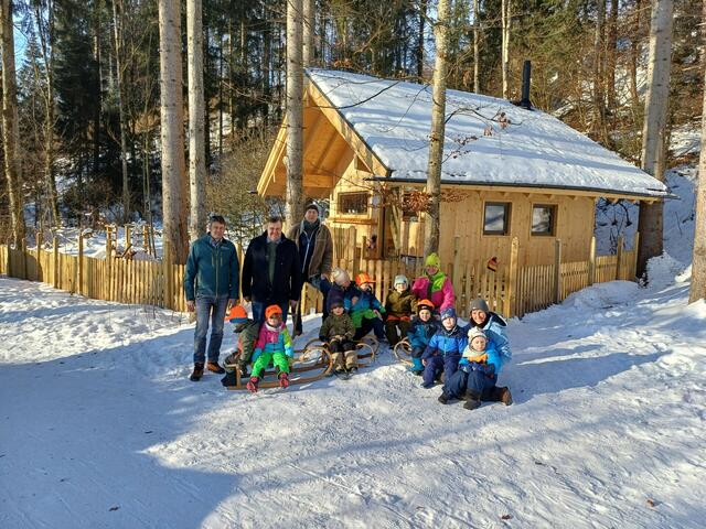 Waldkindergartenteam, Bürgermeister Sepp Griessner, Forstbetriebsleiter Thomas Zanker; Revierleiter Wolfgang Kux zusammen mit den Kindern am Stützpunkt im Saalforstwald Leogang. | Foto: Bayerische Saalforste