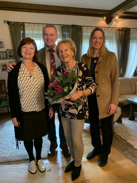 Das Geburtstagskind Rosa Maria Preuler (M.) mit ihren Gratulanten Gabriela Oelmann, Harald Gnadenberger und Margit Stroblmayr | Foto: Marktgemeinde Gresten