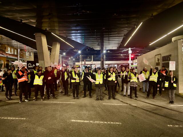 150 Buslenkerinnen und Buslenker streiken für einen Kollektivvertrag. Weitere Kampfmaßnahmen sind nicht ausgeschlossen. Im Bild der Streik vor dem IVB-Gebäude. | Foto: Vida Tirol