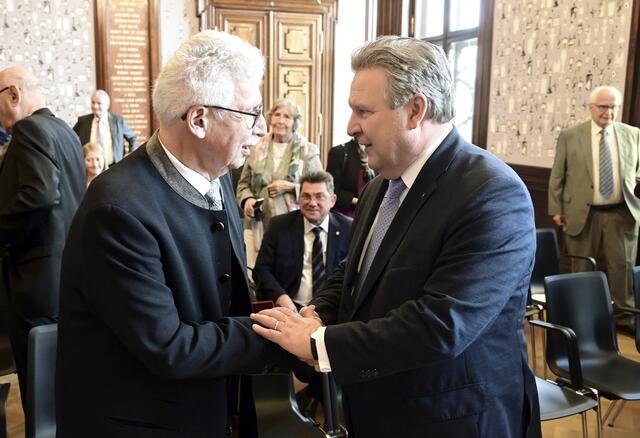 Eduard Strauss, Nachfahre von Walzerkönig Johann Strauss Sohn, wird der persönliche Ehrengast von Bürgermeister Ludwig. | Foto: Stadt Wien / Jobst