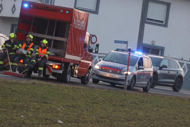Eine 13 Kilometer lange Ölspur zog sich durch vier Gemeinden in Wels-Land und löste einen Großeinsatz der lokalen Feuerwehren aus. | Foto: laumat.at