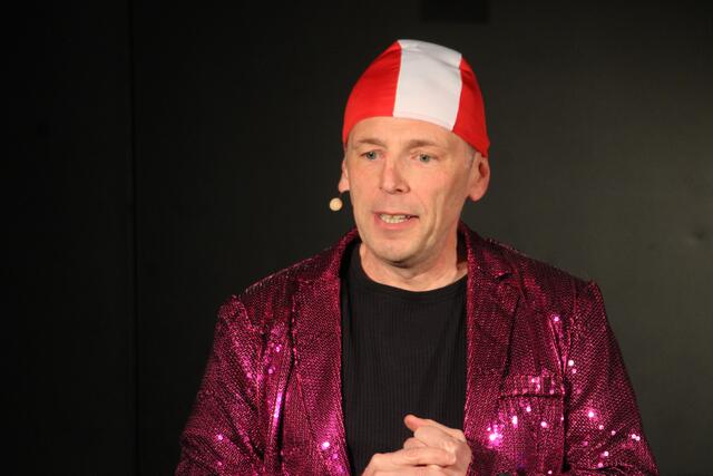 Martin Kosch betrat mit Badehaube die Bühne im Kulturkeller Gleisdorf. | Foto: MeinBezirk/Hofmüller