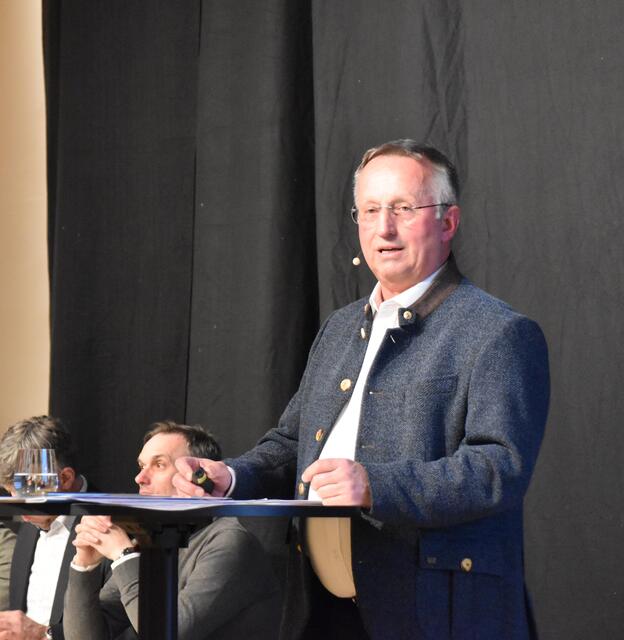 Bgm. Andreas Ehrenstrasser gab einen Überblick über das geplante Bildungsprojekt. Als nächster Schritt ist das Ok für die Kinderkrippe geplant.  | Foto: Barbara Fluckinger