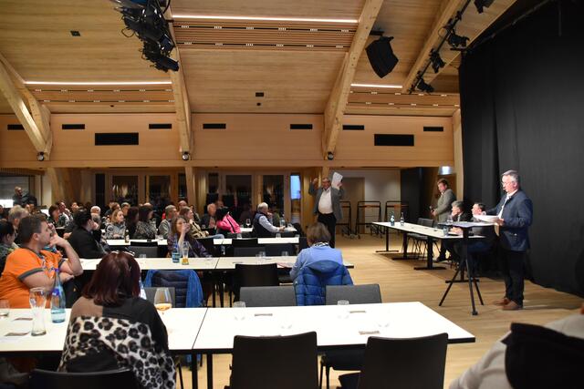 Viele Gegner des Projekts meldeten sich bei der Versammlung zu Wort.  | Foto: Barbara Fluckinger