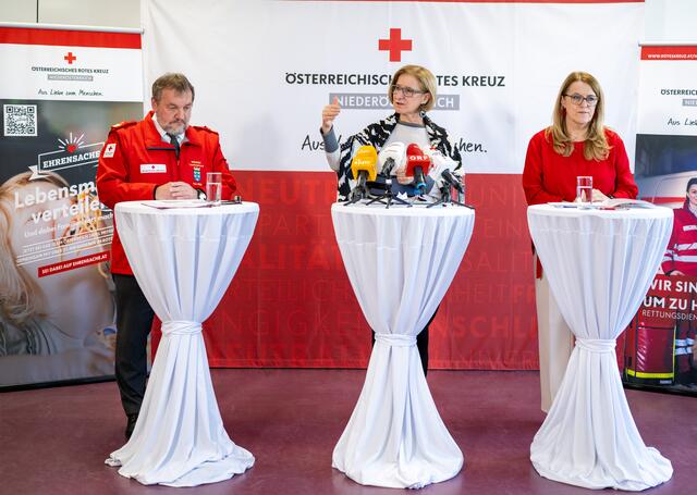 Präsident Hans Ebner, Landeshauptfrau Johanna Mikl-Leitner und Landesrätin Ulrike Königsberger-Ludwig zogen in der Bezirksstelle St. Pölten die RK-Bilanz für das Jahr 2024. | Foto: NLK Filzwieser