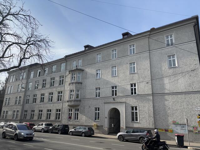 Ein Jahr länger kann die Volksschule noch in der Schwarzstraße bleiben. Dann siedeln alle Klassen und Lehrer gemeinsam in Räumlichkeiten der Erzdiözese Salzburg. Nach dem Schuljahr 2025/26 soll der Abriss des Gebäudes beginnen und Wohnungen entstehen. | Foto: Schrofner