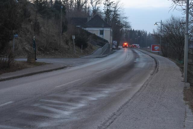Eine 13 Kilometer lange Ölspur zog sich durch vier Gemeinden in Wels-Land und löste einen Großeinsatz der lokalen Feuerwehren aus. | Foto: laumat.at