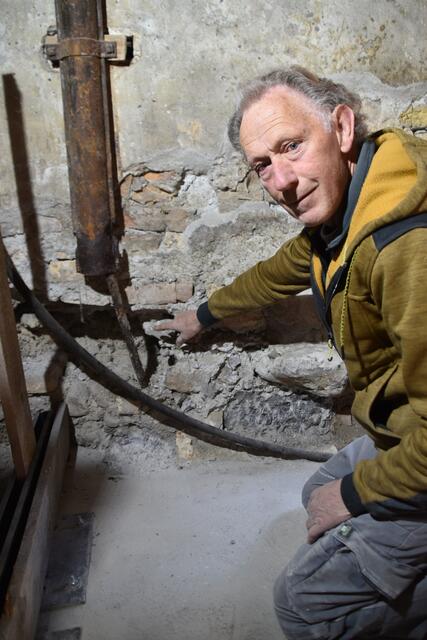 Der Restaurator und Denkmalschutzpreisträger Franz Brunner in der Schneiderkapelle der Haller Altstadt, wo er Ausbesserungsarbeiten am Mauerwerk begleitet.
 | Foto: Kendlbacher/Brunner