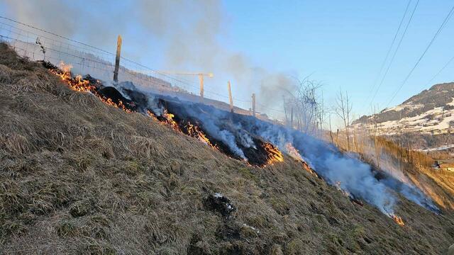 Mittwochnachmittag wurde die Feuerwehr St. Veit zu einem Flurbrand gerufen. Eine Fläche von 300 Quadratmeter stand in Flammen. | Foto: Freiwillige Feuerwehr St. Veit im Pongau