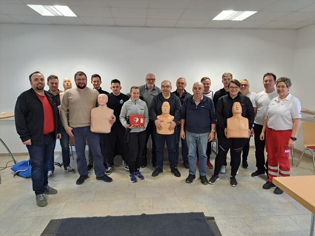 Mitglieder der Feuerwehr Langeck haben ihre Erste-Hilfe-Kenntnisse im Rahmen eines Rot-Kreuz-Kurses aufgefrischt.  | Foto: Feuerwehr Langeck