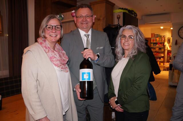 Zur Feier des Tages wird nach der Gemeinderatssitzung die Spende von Weinbau Holzer entkorkt. | Foto: Birgit Schmatz