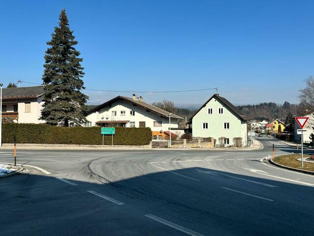 An dieser Kreuzung in Rosegg kracht es immer wieder. Für einen Kreisverkehr ist das Gelände jedoch zu steil. | Foto: MeinBezirk.at