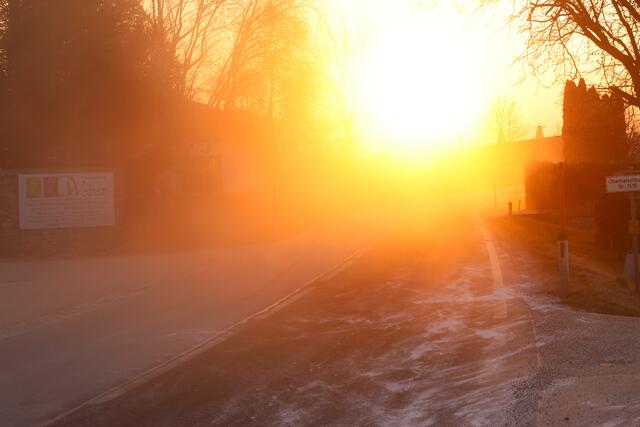 Eine 13 Kilometer lange Ölspur zog sich durch vier Gemeinden in Wels-Land und löste einen Großeinsatz der lokalen Feuerwehren aus. | Foto: laumat.at