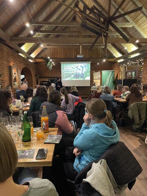 In der besonderen Atmosphäre des Wein.Ateliers Seyfried trafen sich zahlreiche Landwirtinnen und angehende Bäuerinnen, um sich über die vielfältigen Herausforderungen und Chancen im landwirtschaftlichen Alltag auszutauschen.  | Foto: LK Steiermark