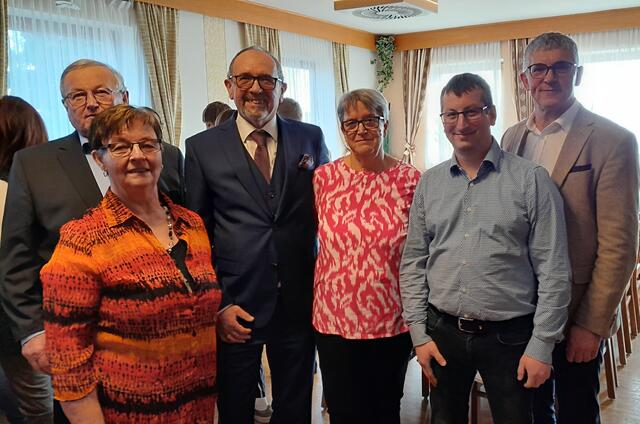 v.li.n.re.: Bgm.a.D. Hubert Nöbauer und Maria Stocker (beide Seniorenbund), Walter und Ernestine Riedl (Jubelpaar), GR-OVSt. Christian Guttmann, Bgm. Andreas Pichler | Foto: Marktgemeinde Lichtenau