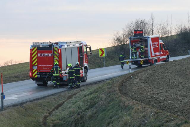 Eine 13 Kilometer lange Ölspur zog sich durch vier Gemeinden in Wels-Land und löste einen Großeinsatz der lokalen Feuerwehren aus. | Foto: laumat.at