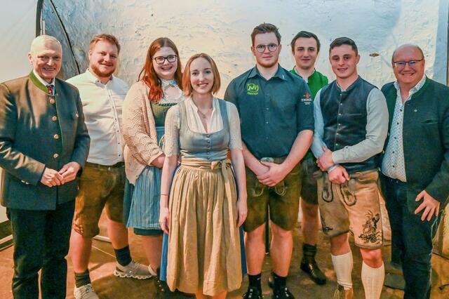 Von rechts: Vizebürgermeister Bernhard Seidl, Dominik Kocher, Paul Stock, Theo Fally, Obfrau Isabella Hartl, Sabine Schaumburger, Sebastian Wallner und Josef Schöchl. | Foto: Bernhard Seidl