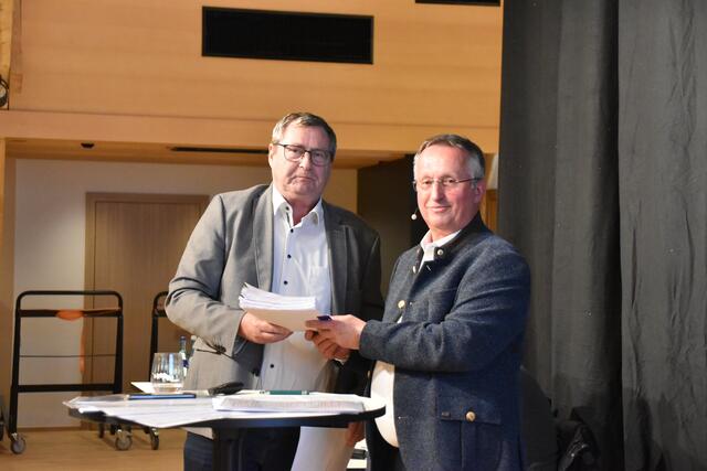 Franz Hager übergab die Unterschriftenliste mit 1.173 Unterschriften gegen eine Schließung der Volksschule Oberlangkampfen an Bgm. Andreas Ehrentrasser (re.).  | Foto: Barbara Fluckinger