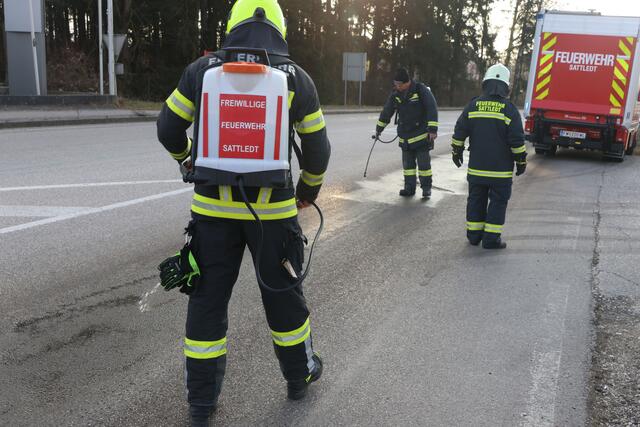 Die Feuerwehren setzten Bindemittel ein und reinigten die Fahrbahn vom Öl. | Foto: laumat.at