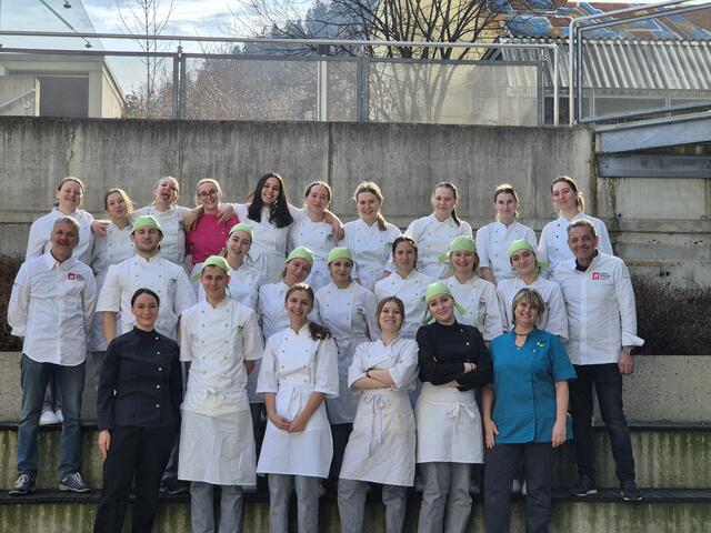 Die Schüler der HLW Landeck mit den Köchen. | Foto: HLW Landeck