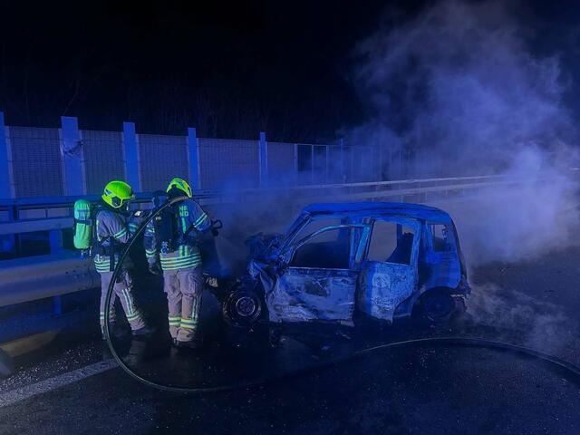 Auf der A4 rammte ein Pkw (im Bild) ein Sattelkraftfahrzeug. Der 28-jährige Auto-Lenker verunglückte tödlich. Eine weitere Kollision zwischen zwei Fahrzeugen gab es in St. Pölten. | Foto: FF Fischamend