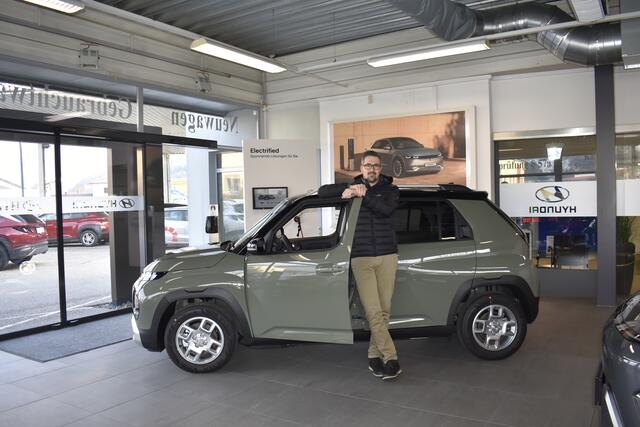 Verkaufsleiter Bernhard Guggi-Jesse mit dem neuen Hyundai "Inster" im Autohaus Niemiez in Völkermarkt. | Foto: MeinBezirk.at