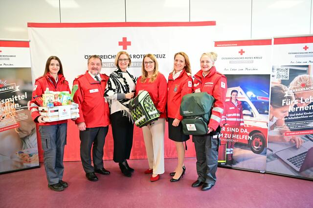 Liya Buxbaum, Präsident Hans Ebner, Landeshauptfrau Johanna Mikl-Leitner, Landesrätin Ulrike Königsberger-Ludwig, Geschäftsführer-Stellvertreterin Andrea Winter und Nicole Kissmann. | Foto: RK NÖ / I. Raslagg