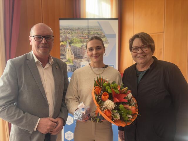 Schwechats Vize-Bürgermeister &amp; Sportstadtrat Christian Habisohn und Bürgermeisterin Karin Baier übergaben ein Ehrenpräsent an die Goldträgerin Victoria Hudson. | Foto: Alexander Paulus