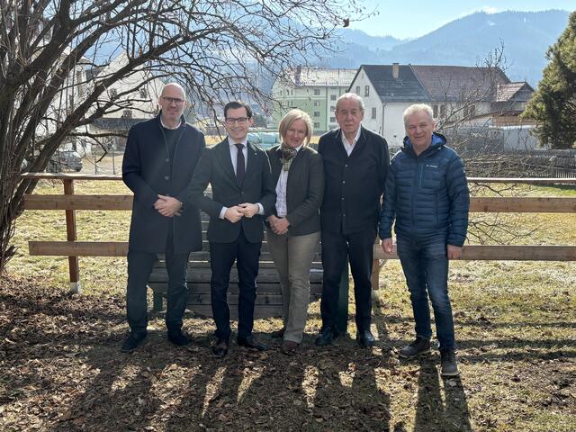 In Turnau stehen zwei Programmhighlights bevor, stolz wurden diese präsentiert von Nino Contini, Stefan Hofer, Gitti Fladl, Heinz Reitbauer sen. und Erwin Hofer. | Foto: Kern