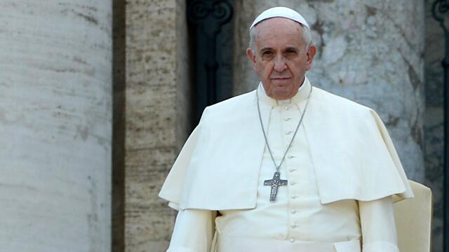 Papst Franziskus im Gebet: Das Kirchenoberhaupt wird derzeit wegen einer Lungenentzündung behandelt. Gläubige weltweit beten für seine Genesung. | Foto: Bönte
