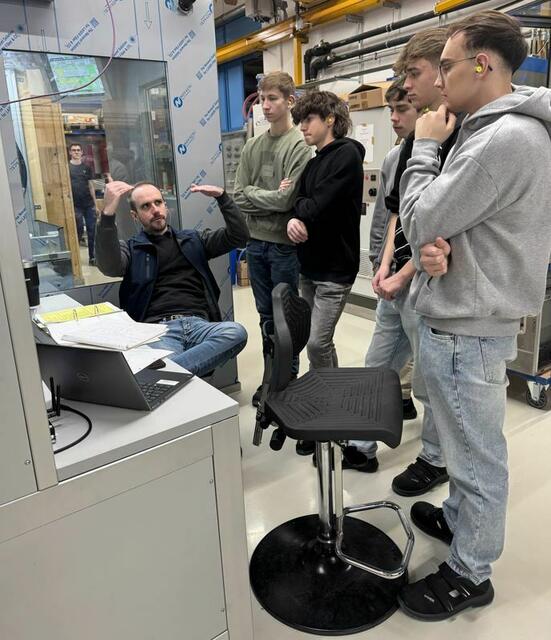 Die Schüler programmierten in der von Test-Fuchs entwickelten Prüfstandssoftware einen Prüfablauf des Funktionstests einer Flugzeugkomponente, wie sie auch im Airbus A320 eingebaut ist. | Foto: TEST-FUCHS