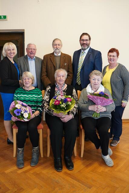 Die Geburtstagskinder Hermine Klinger, Josefine Hörmann und Veronika Müllner (v.) sowie Johann Wurzer (h.,M.) mit ihren Gratulanten Bürgermeister Franz Rafetzeder (h., 2.v.r.), den geschäftsführenden Gemeinderätinnen Christa Eppensteiner (h.l.) und Rosa Wögerer (h.r.) sowie Monsignore Franz Dammerer (h., 2.v.l.) | Foto: Gemeinde Wieselburg-Land