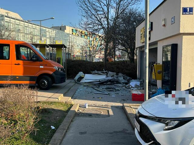 In der Nacht auf Donnerstag kam es zu einer Explosion in einer Donaustädter Postfiliale. Die Polizei ermittelt. | Foto: Andreas Pölzl/MeinBezirk