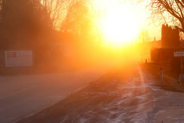 Eine 13 Kilometer lange Ölspur zog sich durch vier Gemeinden in Wels-Land und löste einen Großeinsatz der lokalen Feuerwehren aus. | Foto: laumat.at