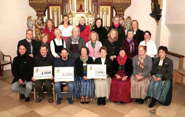 Den Erlös des Innviertler Advents 2024 in Sigharting spendete die Goldhaubengemeinschaft Unteres Innviertel. Je 4.000 Euro erhielten die Lebenshilfe Münzkirchen und Eggerding, 2.000 Euro gingen auf das Notfallkonto der OÖ. Goldhaubengemeinschaft.  | Foto: Goldhaubengemeinschaft Unteres Innviertel