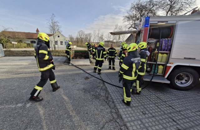 Zwei Feuerwehren rückten zum Brand eines Grünschnittcontainers in Osternach aus. | Foto: FF Ort