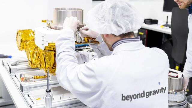 In Wien entwickelt und fertigt Beyond Gravity Mechanismen zur präzisen Ausrichtung von Satellitentriebwerken. Download. | Foto: Beyond Gravity