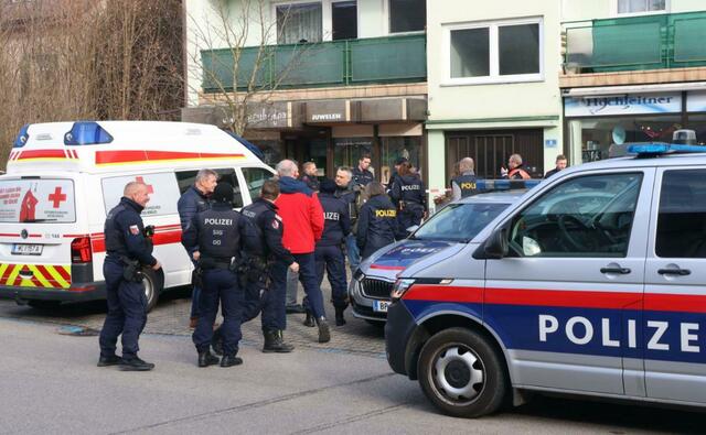 Raubüberfall in Marchtrenk, die Fahndung läuft! Ein Großaufgebot an Polizisten kontrolliert die Einfalls- und Ausfallstraßen, vor Ort läuft die Spurensicherung. | Foto: laumat.at