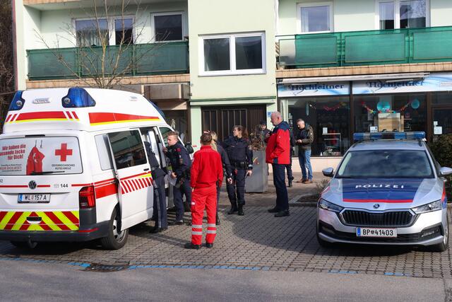 Raubüberfall in Marchtrenk, die Fahndung läuft! Ein Großaufgebot an Polizisten kontrolliert die Einfalls- und Ausfallstraßen, vor Ort läuft die Spurensicherung. | Foto: laumat.at