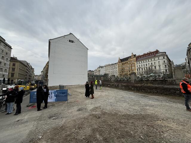 Die derzeit noch graue Fläche wird zu einem Park umgewandelt. | Foto: Nathanael Peterlini/MeinBezirk