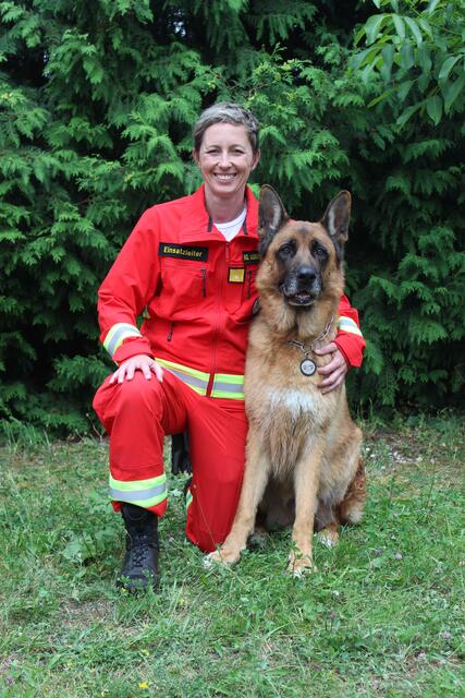 Nadine Aumayr ist ehrenamtliche Landeseinsatzleiterin bei der Österreichischen Rettungshundebrigade und leitet die Sucheinsätze im ganzen Land vor Ort.  | Foto: ÖRHB OÖ