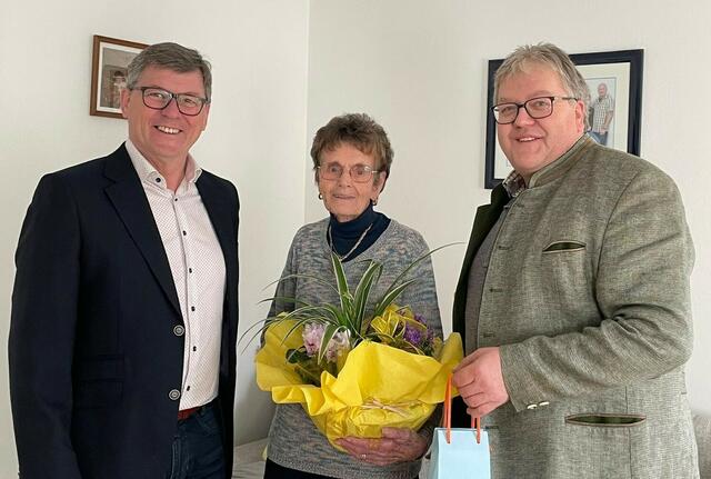 Bürgermeister Peter Grafeneder , Jubilarin Mathilde Hiesberger u. Vizebürgermeister Manfred Mitmasser | Foto: Gemeinde Marbach