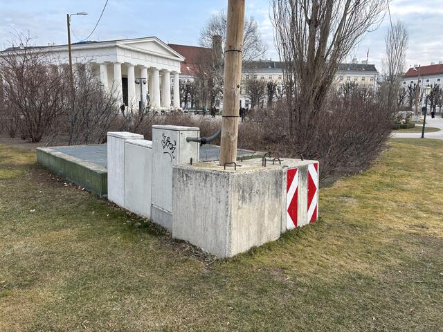 Auch die massiven betonphähler stören das historische Bild.  | Foto: Fabian Franz/MeinBezirk