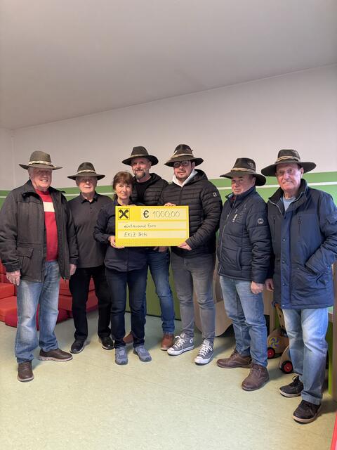 Mit einer Spende von 1.000 Euro erfreute die Telfer Fasnachtsgruppe s'Galtmahd das Eltern-Kind-Zentrum. | Foto: Privat