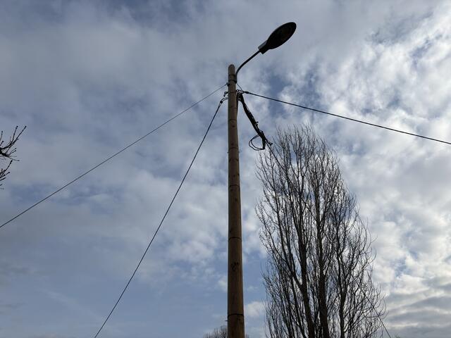 Verbunden sind die Lampen nur mit losen Kabeln.  | Foto: Fabian Franz/MeinBezirk