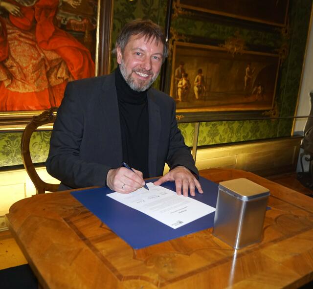 Museumsleiter Florian Knopp strahlt.